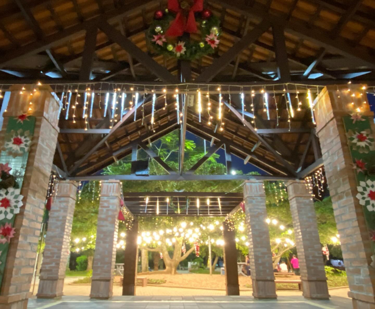 Cidade decorada e iluminada para o Natal Encantado